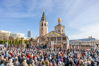 Молебен возле Троицкого собора